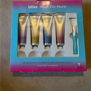 Bliss Mask For More Set of
4 Mini Peel-Off Masks with Applicator & Paint pallete